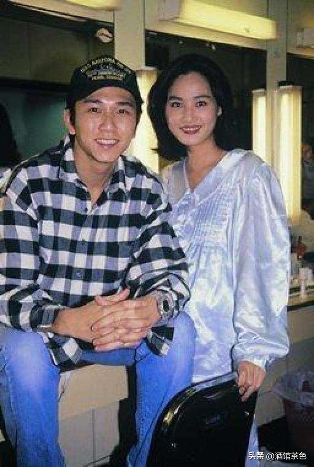 演员温兆伦现状：定居北京，61岁不显老依然帅气，10岁女儿很漂亮