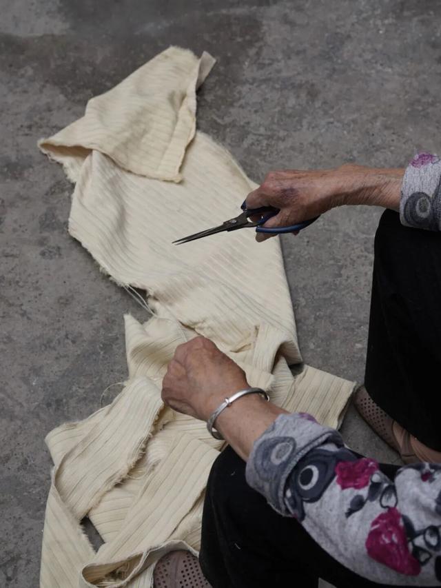 乌鲁木齐的劳动街，是由小炒、烧烤和夏夜晚风组成的