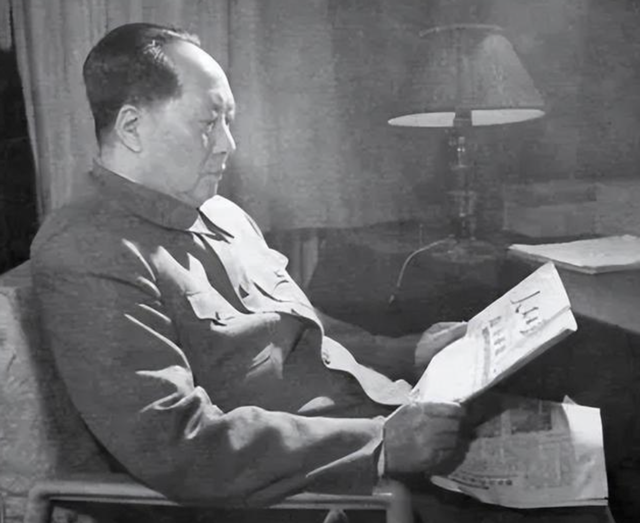 1956年，毛主席接见徐州地委书记时突然问：“四”加“南”读什么