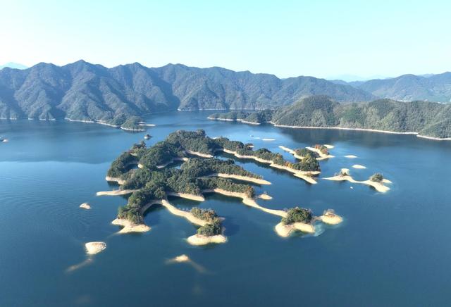 安徽大山里有一处“世外桃源”，至今不通公路，只有坐船才能到达