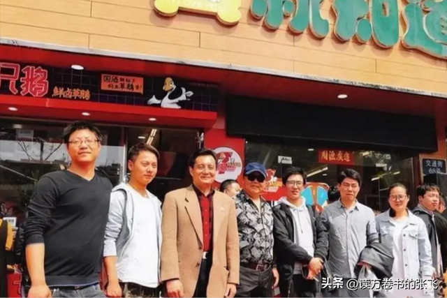 他被谢霆锋打成重伤，发妻6次流产绝情离开，如今街头卖卤肉为生
