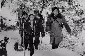 大年三十，杨洁带着三个孩子嫁给26岁男友，王崇秋：对不起女儿图片