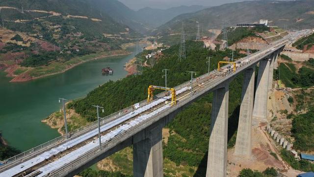 难度堪比青藏铁路，一条高铁十年建成，郑万高铁为何这么难？