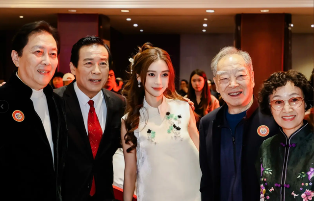 黄晓明也没想到	，被自己抛弃的前妻杨颖，已走上另一条“上坡路”