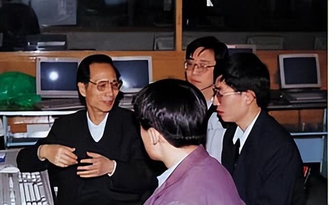 特朗普慌了：签下万亿美元豪赌计划！与此同时中国神秘人物藏不住