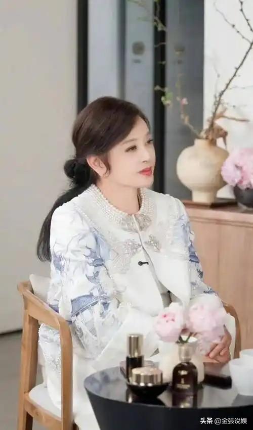 钱再多有什么用？75岁的"风流妖精"刘晓庆，已经走上另一条道路