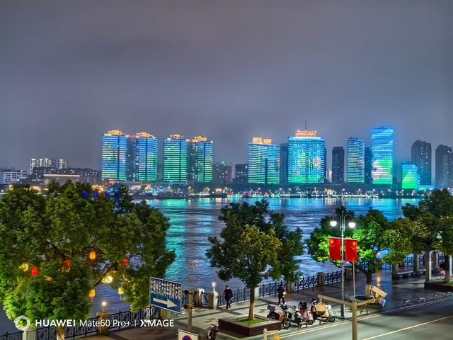 腾龙阁望汉江浩渺苍茫，古城头看襄阳心越千年。