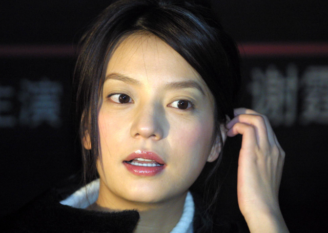 婚姻事业全无，消失4年后，49岁赵薇再曝近况	，胃癌传闻真相曝光