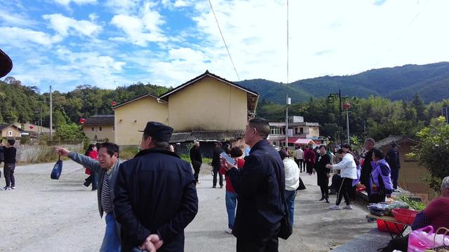 “铁腚大巴团”火出圈！退休老人疯狂旅游，究竟为哪般？