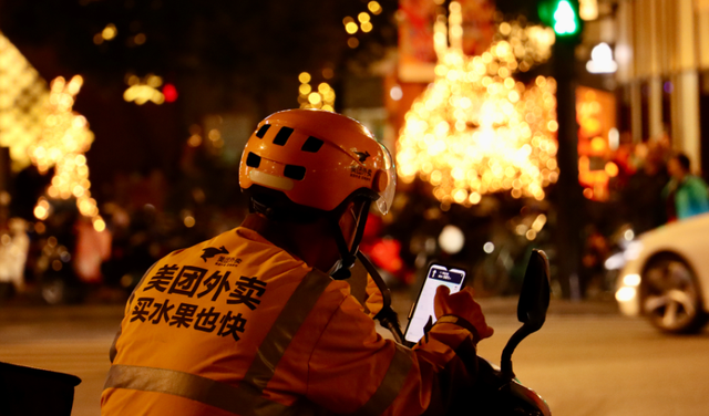 全民送外卖，一天2.6亿单都不够分，谁在抢骑手的饭碗？