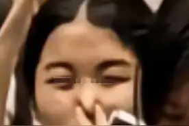 笑死！上海漫展有人拉稀不少人被喷一身，俊男靓女在屎堆小心翼翼图片
