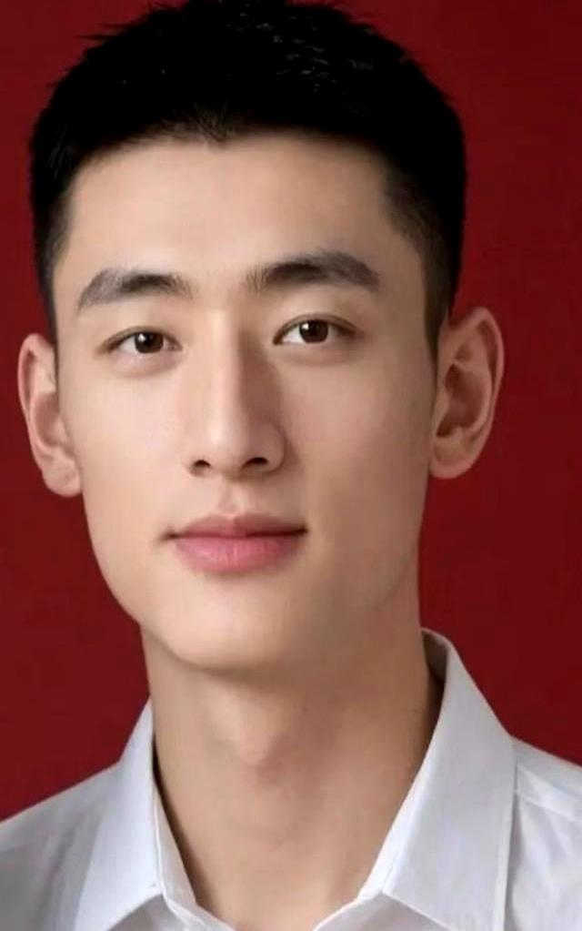 耐看型帅哥，这气质简直绝绝子，一看就是个好男人。