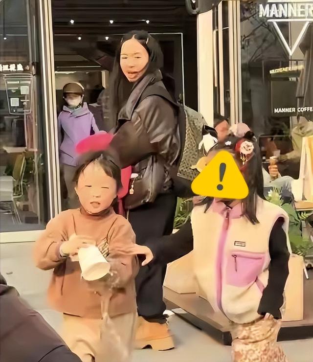 浙江女孩水杯被打翻后续：对方家长态度嚣张	，正脸被扒，警方介入