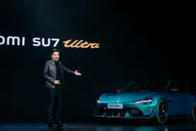 雷军喜提鹦鹉绿小米SU7 Ultra，网友：可以抠标吗？图片