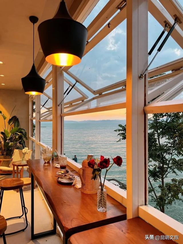 在窗边收藏一整片滇池！海晏村绝美咖啡馆推荐，快码住→
