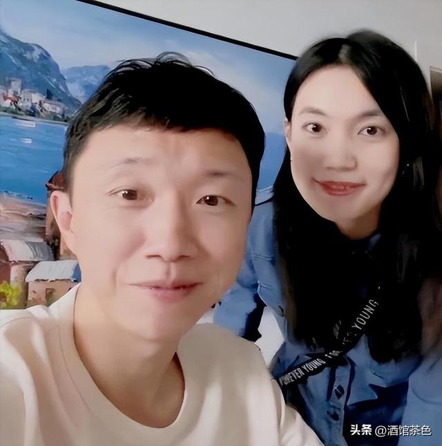 怪不得宋家腾能这么火，看看他妻子是谁就知道了，娶个贤妻旺三代