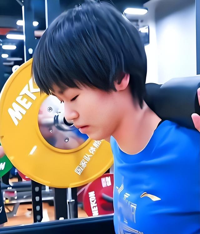 人民日报锐评全红婵捐赠直播收入	，释放3大信号，郭晶晶说对了