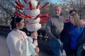 英国街头免费派冰糖葫芦！女留学生穿汉服弘扬传统小食惊艳外国人图片