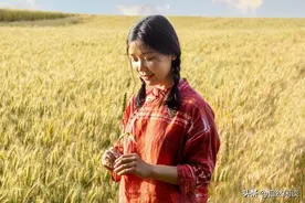 男子领女朋友回家见父母，女孩见到男子父亲后，瞬间呆住了图片