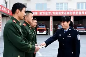 2008年汶川女警揭衣露乳哺育9婴，归来后连升四级，结局让人泪目图片