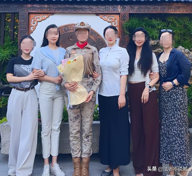 93受阅女兵参加婚礼被骂惨！网友：穿这套衣服去是几个意思？