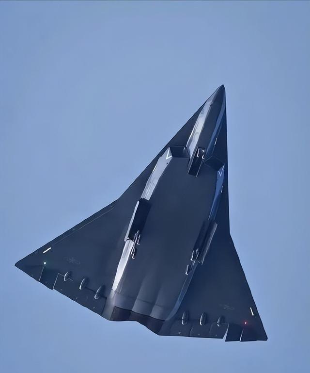 美媒：本月底，中国革命性武器大丰收，歼-36成为美军航母的天敌