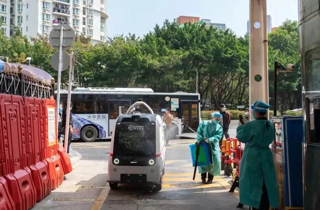 新型马路判官上路，无人物流车狂奔