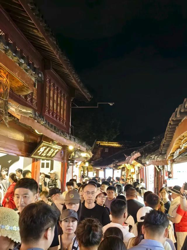 逃离40℃高温!我在丽江20℃的夏夜里,找到了最治愈的人间烟火