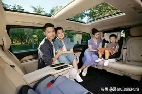 40岁李小萌晒奢侈豪车，穿v领裙成豪门贵妇，王雷真有福气！图片