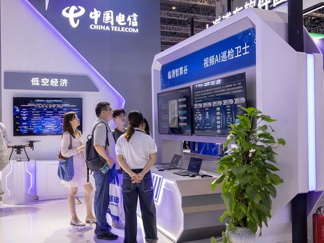 赋能长三角新型工业化！中国电信一体化数智底座亮相工博会