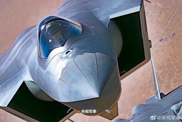 小朋友模拟驾驶歼-10体验空战对抗