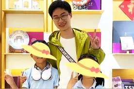 庞众望和女友在清华被偶遇，女友很漂亮，热情帮合照，两人很般配图片