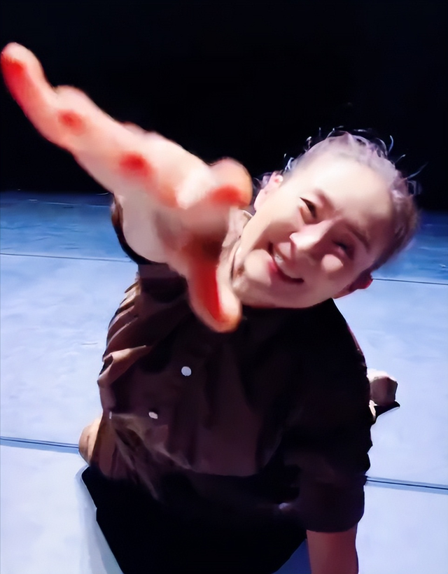 离开赵本山17年后，41岁的"王小蒙"王亚彬，如今的下场怪不了别人