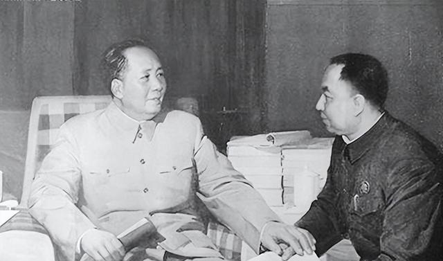 1976年毛主席病逝23天后，华国锋紧急召见耿飚：有些人想要利用我