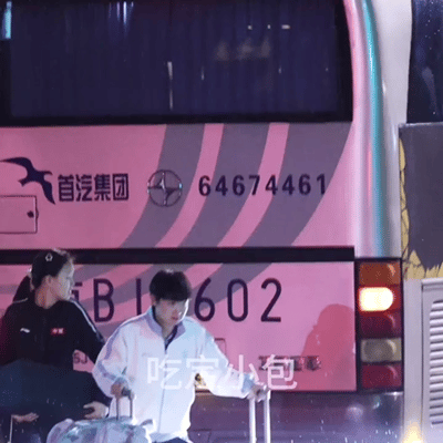 莎莎坐车离开首钢园，颁奖仪式上主动伸手和曼昱握手祝贺