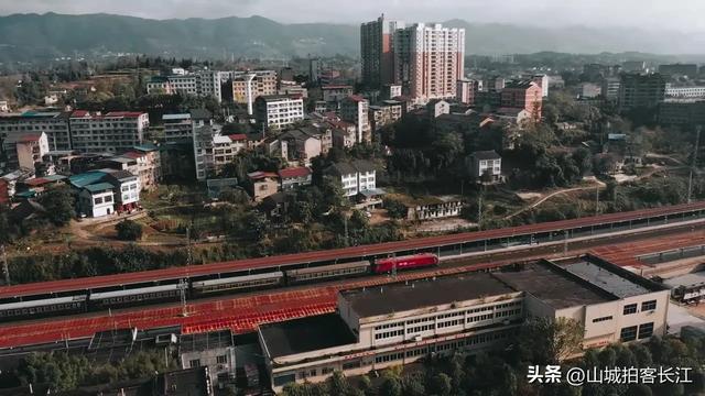 四川东边的人口大县,被称为铁路十字路口,但到省会却并不便利?