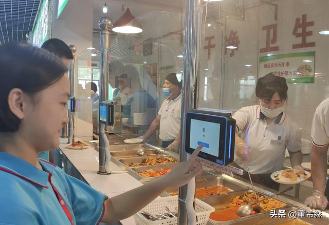 8.8元大闸蟹与999元帝王蟹，请把“吃啥”的自由给学生选择