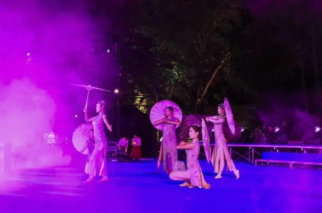 中秋国庆彩灯游园会限定表演！场场精彩～前方有欢乐因子正在释放！