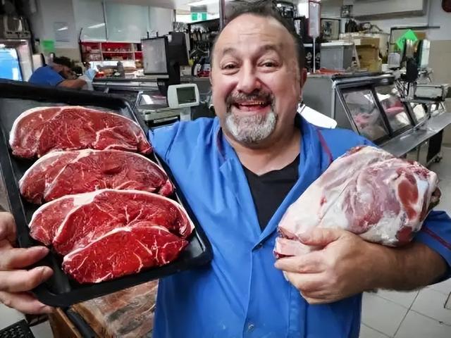 特朗普呼吁降牛肉价遭拒！美牛存栏75年来最低，突显供应链危机