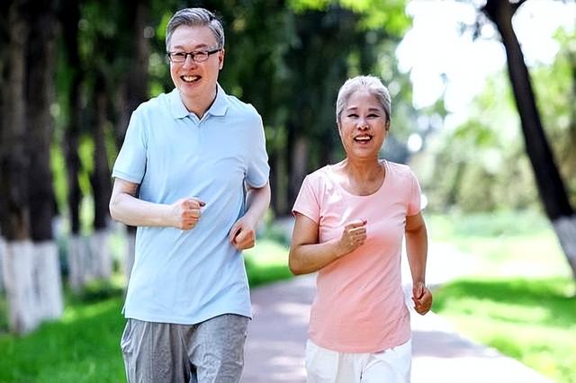 早上坚持锻炼，能长寿？医生：3个“害人”的运动，很多人还在做