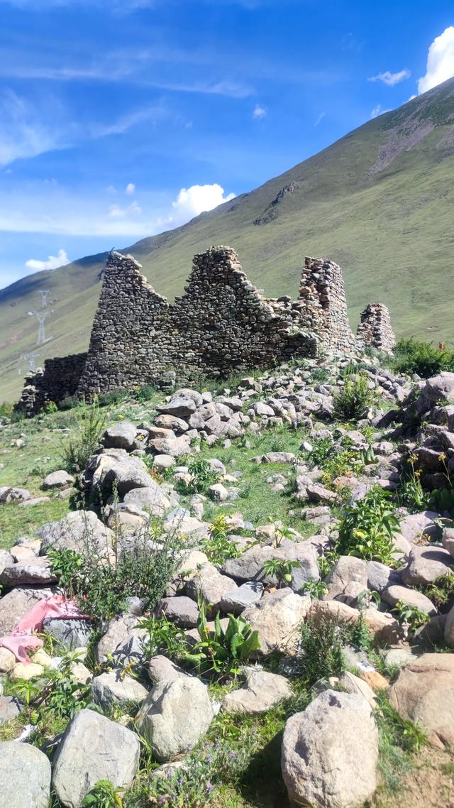 拉萨堆龙苯教直龙遗址，寺保留了吐蕃的残垣断壁，沧桑感扑面而来