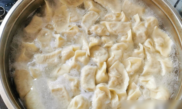 煮饺子，水开直接下锅是错的，这样煮才正确！饺子鲜嫩多汁不破皮