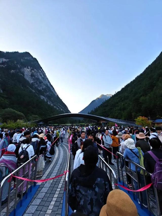 黄果树瀑布“人挤人”上热搜:旺季出游,我们到底在为谁买单?