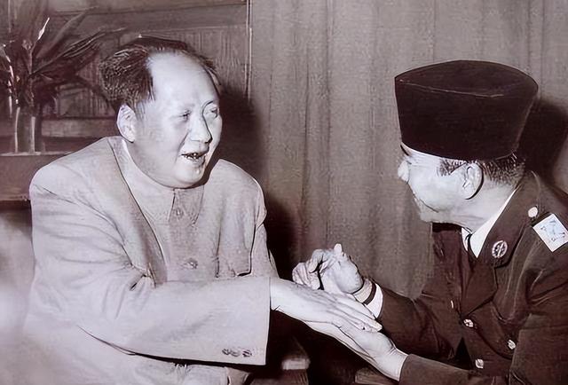 56年毛主席在北京吃羊肉泡馍，环顾四周后突然问高智：你工资多少