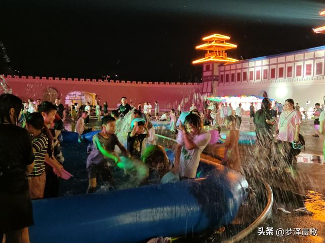 湖北：云梦举办首届花样泼水电音节
