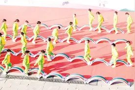 小太阳幼儿园器械操展演很萌很嗨图片