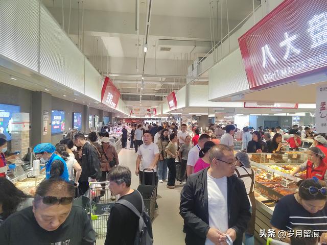 鹤壁，黄金周假期，新开业的鹤壁龙凤缘商场依然火爆