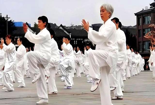 医生直言：过了70岁，身体再好也要控制3种运动	，后果怕承担不起