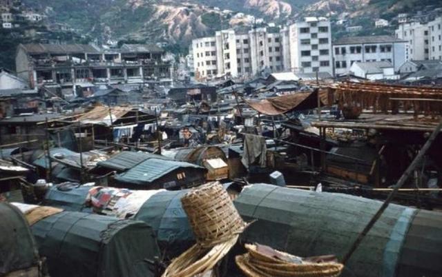 17岁只身赴港闯荡，49岁当街被抢打死，留给4妻15子半个铜锣湾