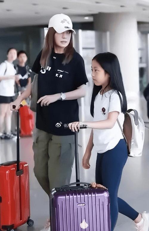 死心不息！劣迹艺人赵薇走投无路，15岁女儿成她的最后一根稻草